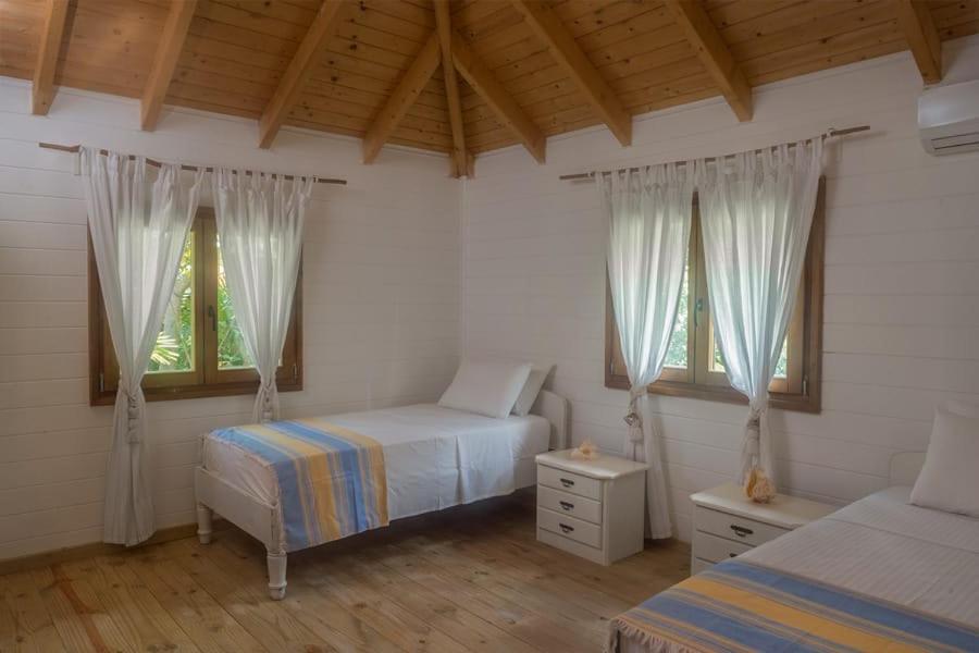 La Pointe Beach Huts Baie Sainte Anne Luaran gambar